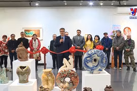 春天姿态陶瓷精品展: 感受越南陶瓷文化精髓