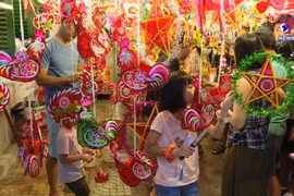 中秋节即将来临胡志明市灯笼街被热闹气氛包围