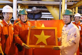 国家主席春节之际走访慰问石油钻井平台上的劳动者