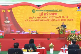 越南国家主席阮春福出席越南农业学院新学年开学典礼