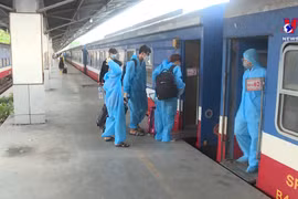 特殊列车承载胡志明市疫区的人员安全返乡