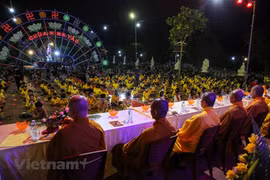 组图：僧尼佛子佩戴口罩在宁早寺参加盂兰盆节