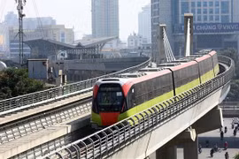 组图：河内市呠至河内火车站轻轨列车试运 时速80公里每小时