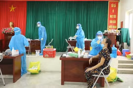 组图：河内市在疫情高风险地区进行大规模新冠病毒检测