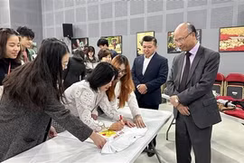在法越南青年学生举办爱心义卖活动支援黄沙和长沙军民