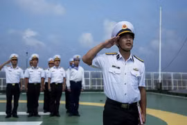 组图：向国旗敬礼--DK1海上高脚屋战士们的神圣时刻