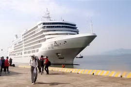 广宁省下龙市迎接两艘国际游轮