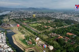缤纷多彩的热气球点缀越南顺化市天空