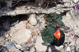 越南人民军救援队有难同当奔赴前线 连夜奋战挽救生命