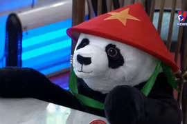 在泰国的越南餐厅采用创新的隔离式就餐办法