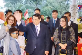越南政府总理范明政抵达新加坡 开始访问新加坡之行