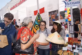 越南展位展示了螺钿箱、草斗笠、咖啡制品、藤家具、磨漆画等传统手工艺品