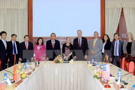 越南最高人民法院院长张和平与美国联邦最高法院代表团举行会议 （来源：越通社）