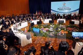 11月21日召开的第27届东盟峰会全体会议（图片来源：越通社）