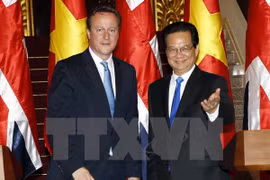 越南政府阮晋勇（右）和英国首相卡梅伦（左）（图片来源：越通社）