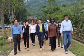 世行驻各国首席代表的代表团与和平省人民委员会主席阮文光参观和平省新乐县嘉莫乡减贫项目的活动（图片来源：《和平报》）