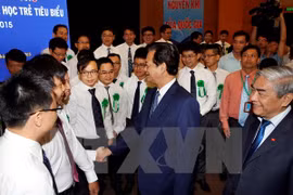越南政府总理阮晋勇会见70名典范越南青年科学家（图片来源：越通社）