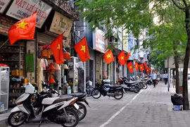 首都河内各条街道上都装满着红色国旗和五颜六色的彩旗(图片来源：越南国家交通安全委员会网址）