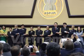 参加纪念活动的与会代表合影留念（图片来源：越通社）