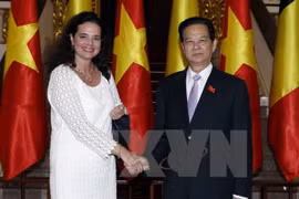 越南政府总理阮晋勇会见比利时参议院议长克里斯蒂娜·德佛莱涅（图片来源：越通社）