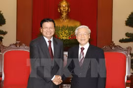 越共中央总书记阮富仲与老挝副总理兼外交部长通伦