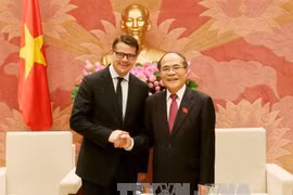越南国会主席阮生雄会见德国黑森州科学艺术部长波利斯·莱恩。