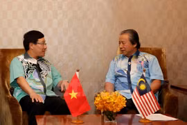 越南政府副总理兼外交部长范平明​和马来西亚外交部长阿尼法​ （图片来源：越通社）