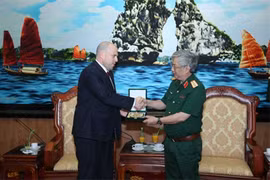 阮志咏上将向以色列驻泰国兼驻越南国防武官丹·卡梅赠送纪念礼物