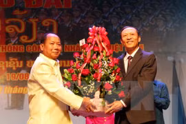 老挝安全部部长宋乔•西拉冯向越南驻老大使阮孟雄赠送花篮（图源：越通社）