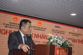 越南企业家代表在会上发言。