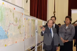 柬埔寨官员对地图进行核对（图片来源：法国新闻社/越通社）
