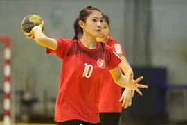 香港女子队与东道主越南队较量，最终24比24的成绩握手言和。