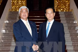 越南政府总理阮晋勇​（右）与日本防卫大臣中谷元 （左）（图片来源：越通社）