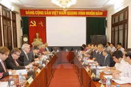 越南劳动总联合会主席邓玉松同欧洲议会议员小组代表团举行工作会谈。