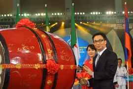 越南政府副总理武德儋敲鼓拉开本届大会序幕
