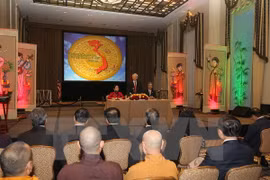 阮富仲总书记同旅美的越侨同胞和越南留学生亲切交谈