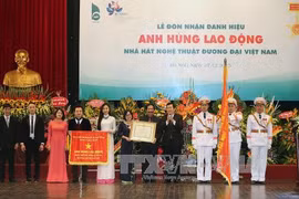 张晋创主席向越南当代艺术剧院授予劳动英雄称号（图片来源：越通社）