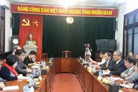 越南劳动总联会会长邓玉松与国际劳工组织经理李昌徽举行工作会谈