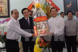 越南祖国阵线中央委员会副主席黎伯程向平阳省神职人员赠送礼物（图片来源：越通社）