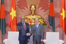 越南国会主席阮生雄会见孟加拉国总统哈米德(图原：越通社）