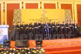 东盟各国交通部长合影（图片来源：Vietnam+）