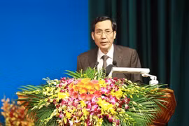 越共中央委员、《人民报》社总编辑、越南新闻工作者协会（越南记协）主席顺友发表讲话