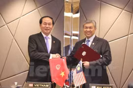 越南公安部长陈大光与马来西亚内政部长艾哈迈德·扎希德·哈米迪签署协议。