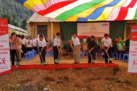 河江省苗王县贫困乡幼儿园动工兴建仪式（图片来源：劳动报）