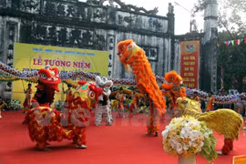 2015年昆山劫泊秋季庙会期间举行的富有浓郁民族特色的文化活动（图片来源：Vietnam+）
