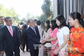 越南国会主席阮生雄​探访越南驻美国大使馆。（图片来源：越通社）