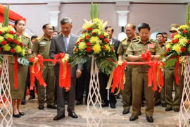 图片展剪彩仪式（图片来源：人民报）