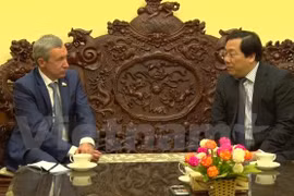 越南驻俄罗斯特命全权大使阮青山​与统一俄罗斯党（ER）对外委员会主任、国家杜马国际事务委员会主任安德烈·克利莫夫 （图片来源：越通社）