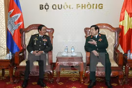 越南国防部长冯光青大将（右）与柬埔寨王家军退伍军人协会副主席兼秘书长官金上将 （左）