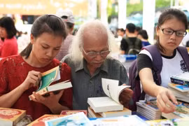 2015年秋季图书节吸引了许多图书爱好者。